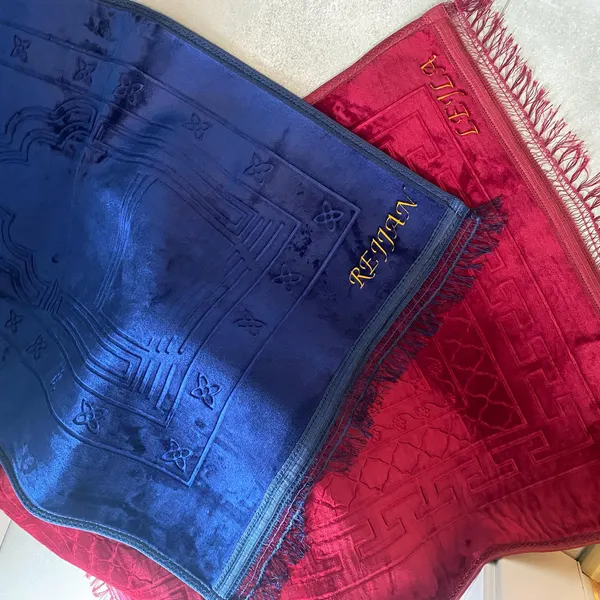 Zwei personalisierte Gebetsteppiche in Blau und Rot mit Namensstickerei