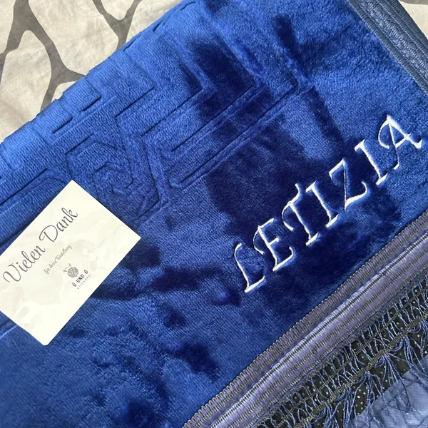 Blauer Gebetsteppich mit Namen Letizia und Dankeskarte