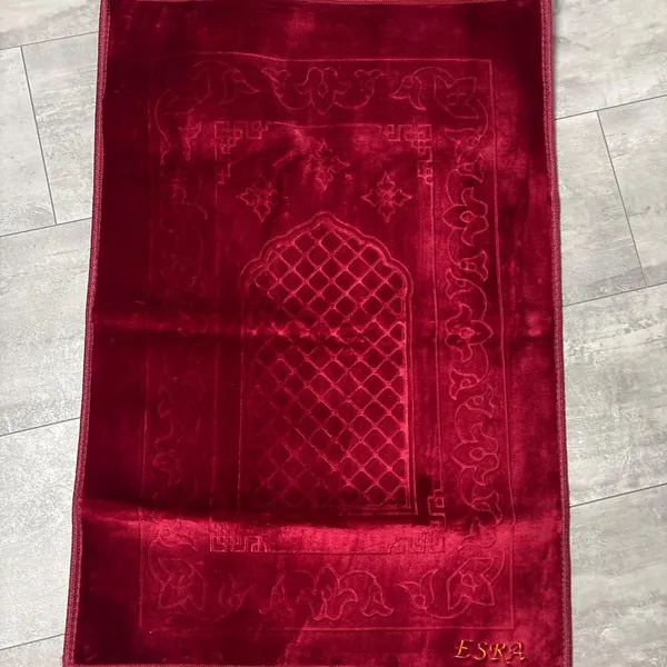 Roter Gebetsteppich mit goldener Namensstickerei