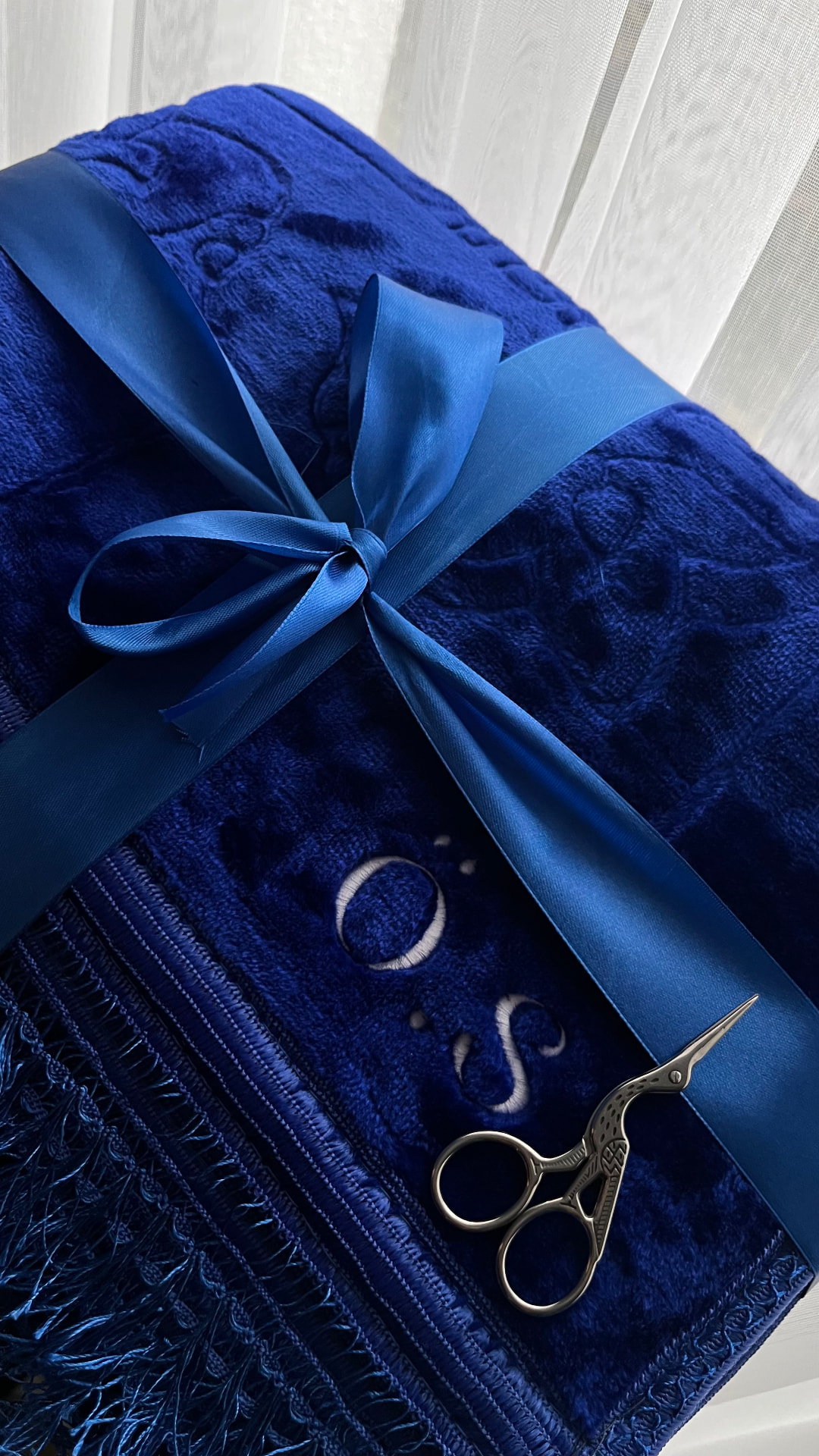 Personalisiertes Gebetsset: königsblauer Gebetsteppich mit Namensstickerei und Geschenkbox