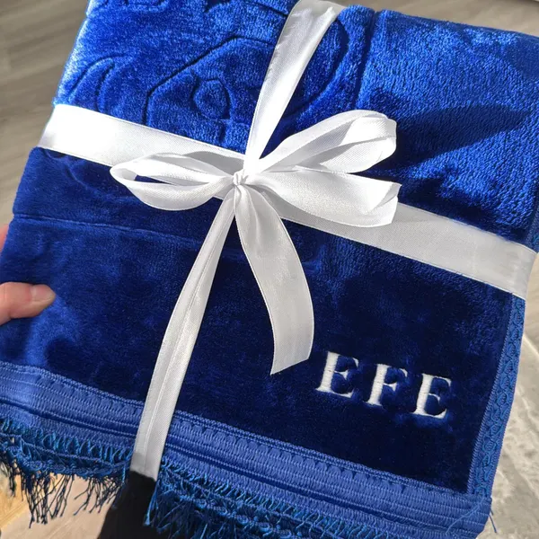 Blauer Gebetsteppich mit Namen Efe und weißer Schleife