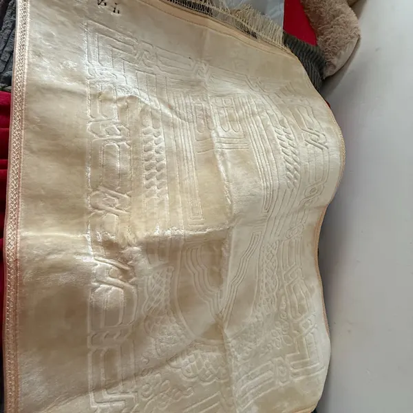 Gebetsteppich in Creme mit dezenter Namensstickerei